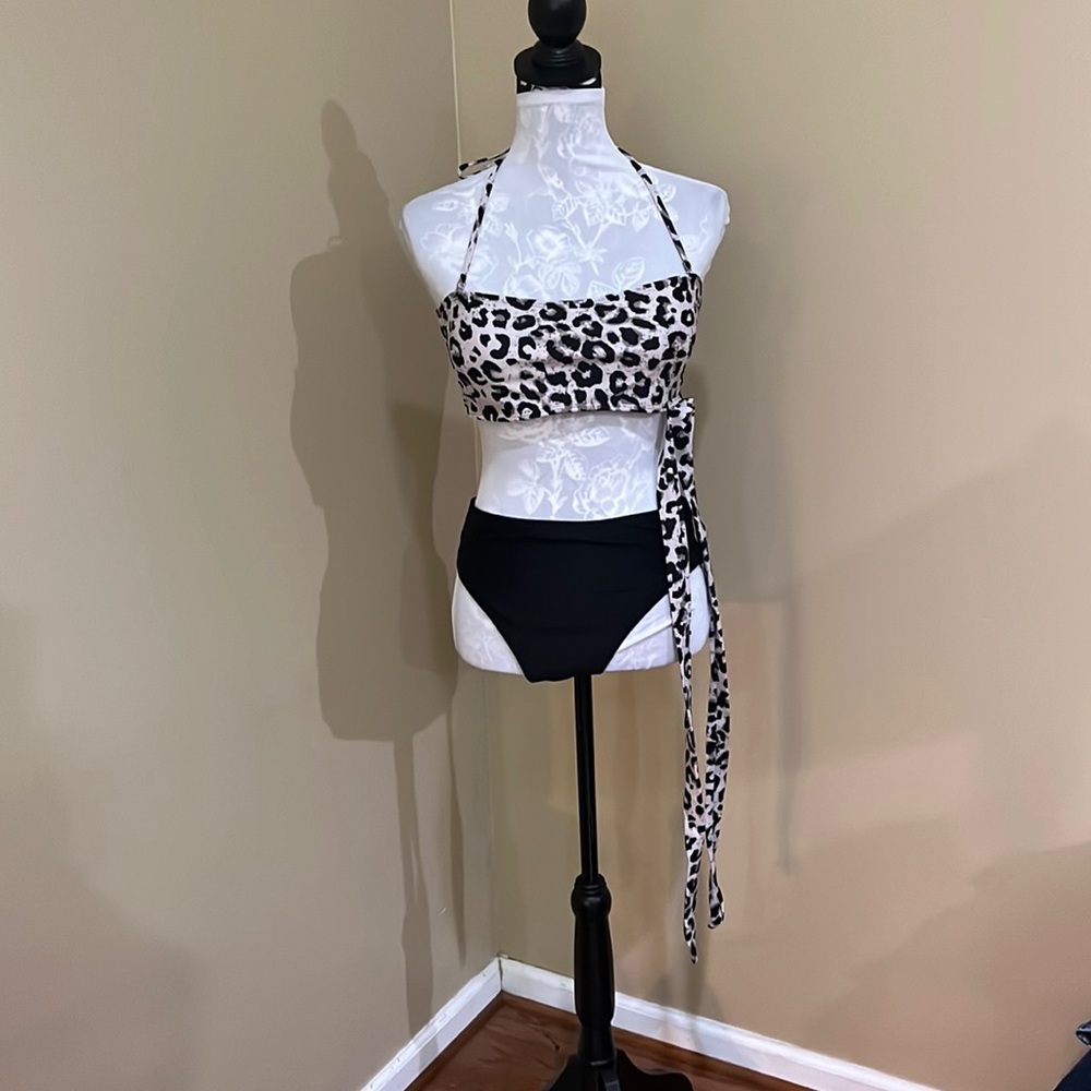Leopard print wrap around top with black bottoms Small - Picture 4 of 7